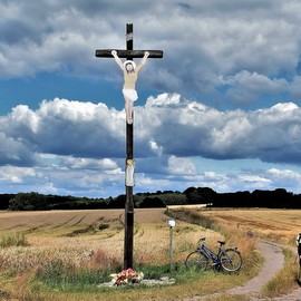 Krzyż przy ul. Bławatkowa - krzyż drewniany w polu 